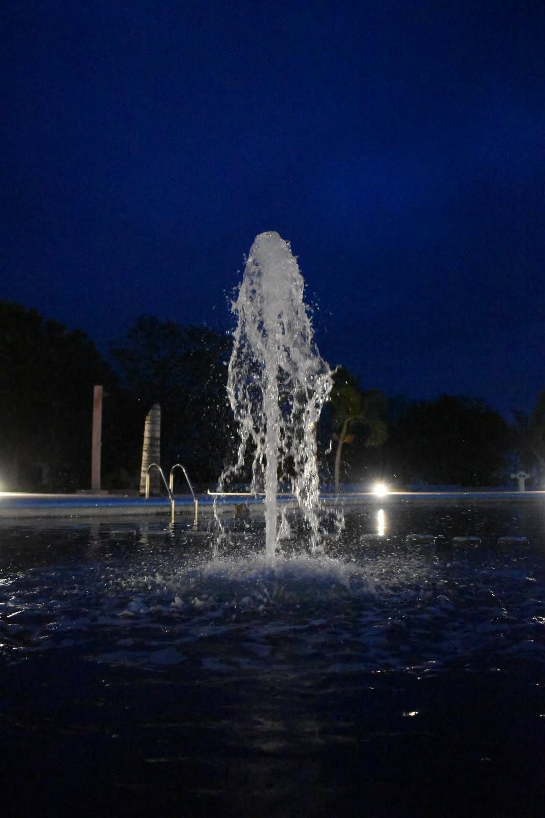 Fuente de la alberca de noche, vista de cerca