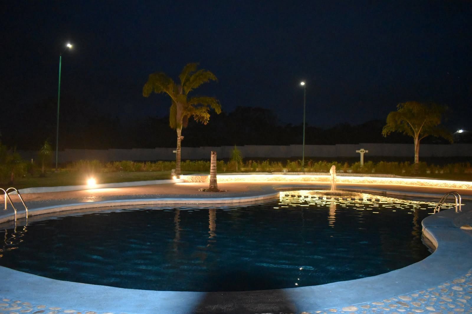 Fuente de la alberca de noche