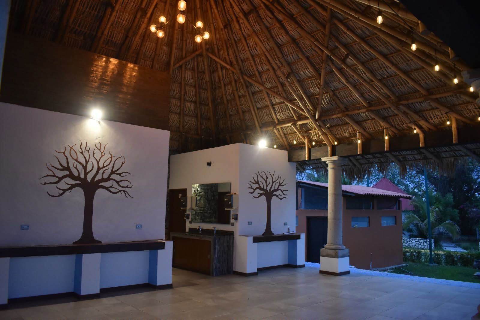 Área de bar bajo la palapa, de noche