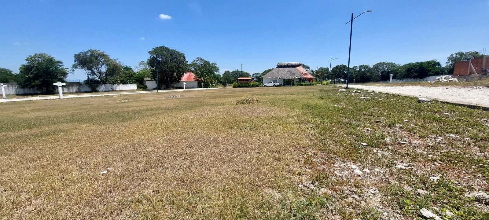 Vista del terreno con andador y la palapa de fondo