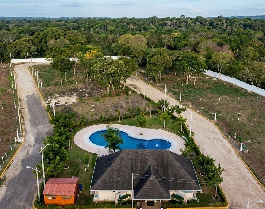 Vista aérea del desarrollo, la alberca y la palapa de Campestre Carrizales