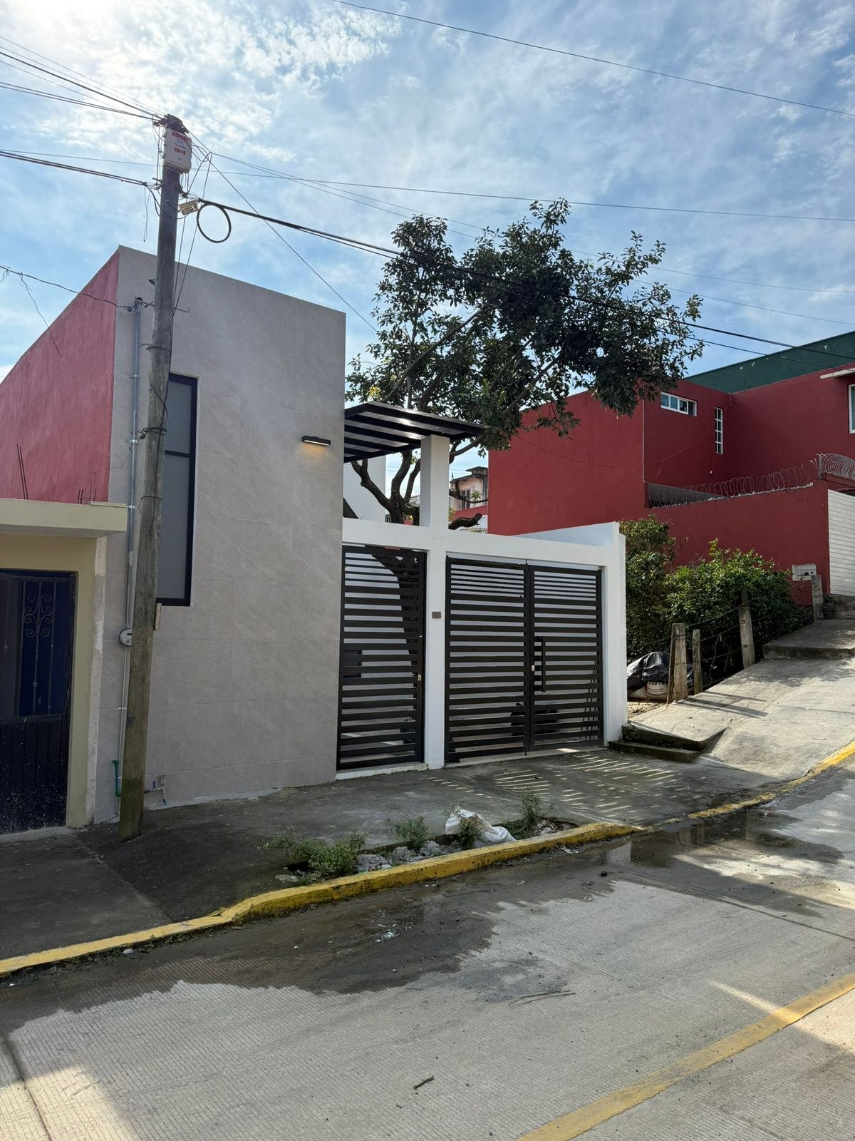 Fachada, vista de la calle