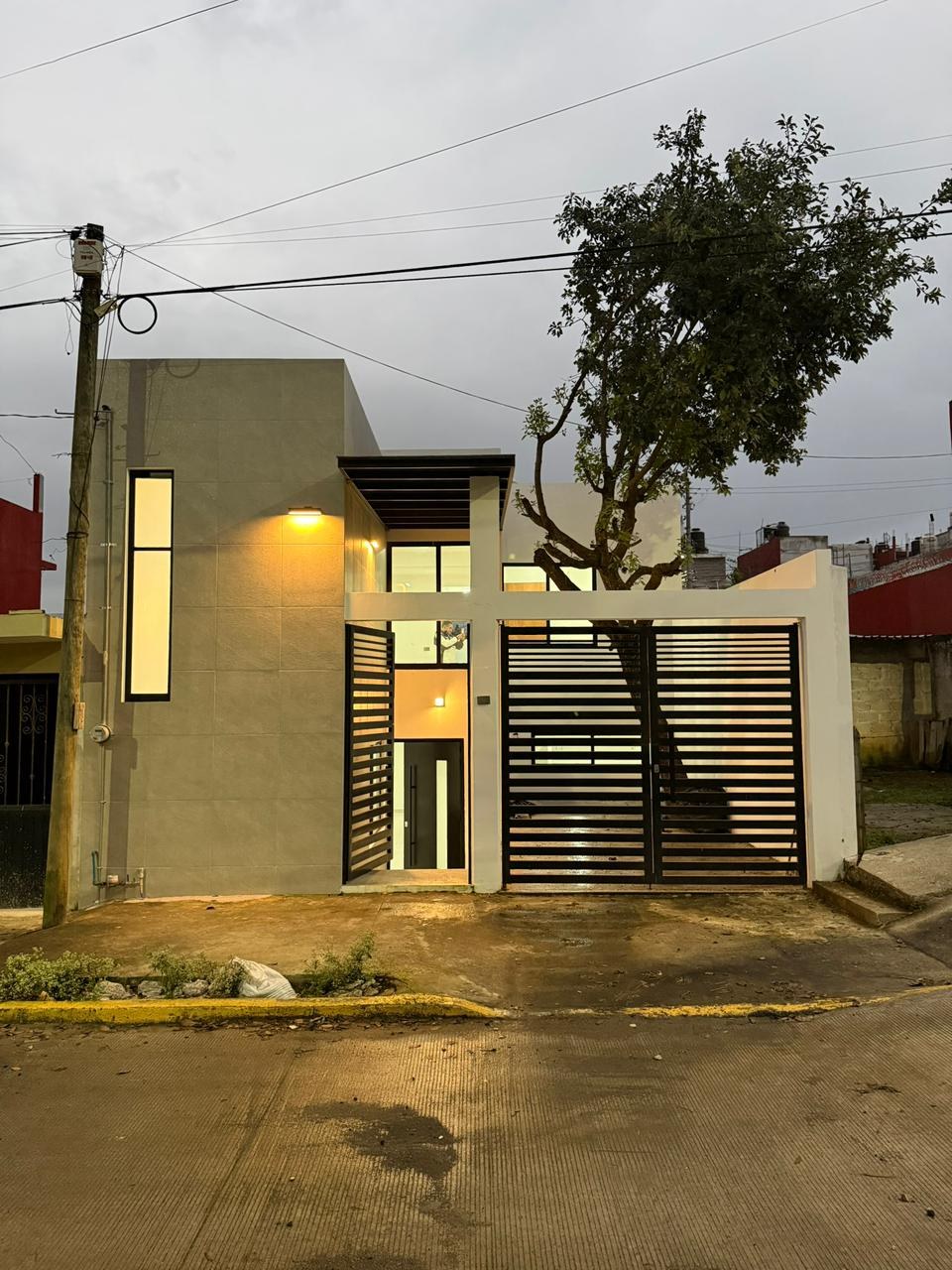 Fachada al atardecer